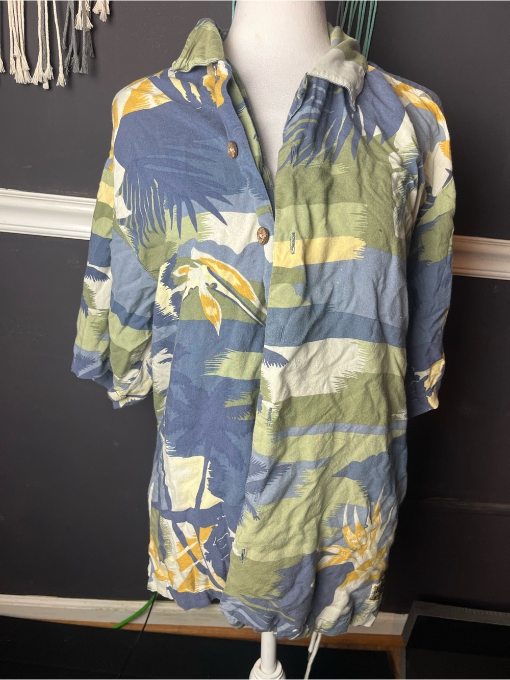 Men’s Tommy Bahama Button up tshirt size large
